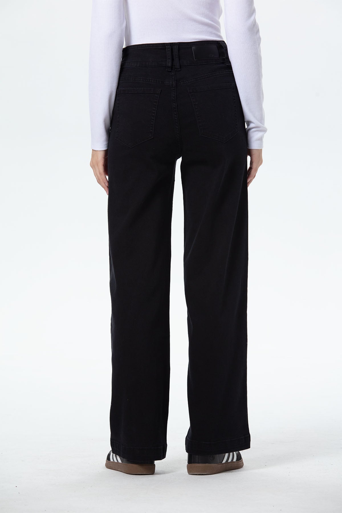 Jeans Mujer Bolsillo Calce Recto Negro