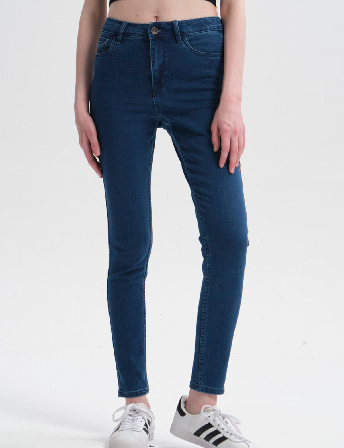 Jeans mujer super skinny azul con corte ajustado y diseño clásico
