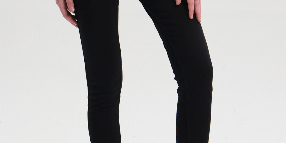 Jeans super skinny de mujer en color negro con diseño ajustado y botón metálico