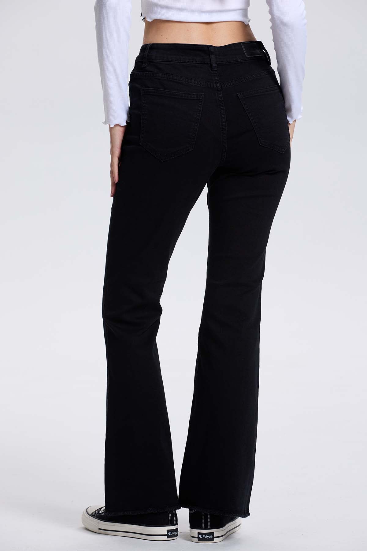 Jeans Mujer Monse Flare Negro de denim