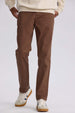 Jeans hombre slim café de denim con ajuste juvenil