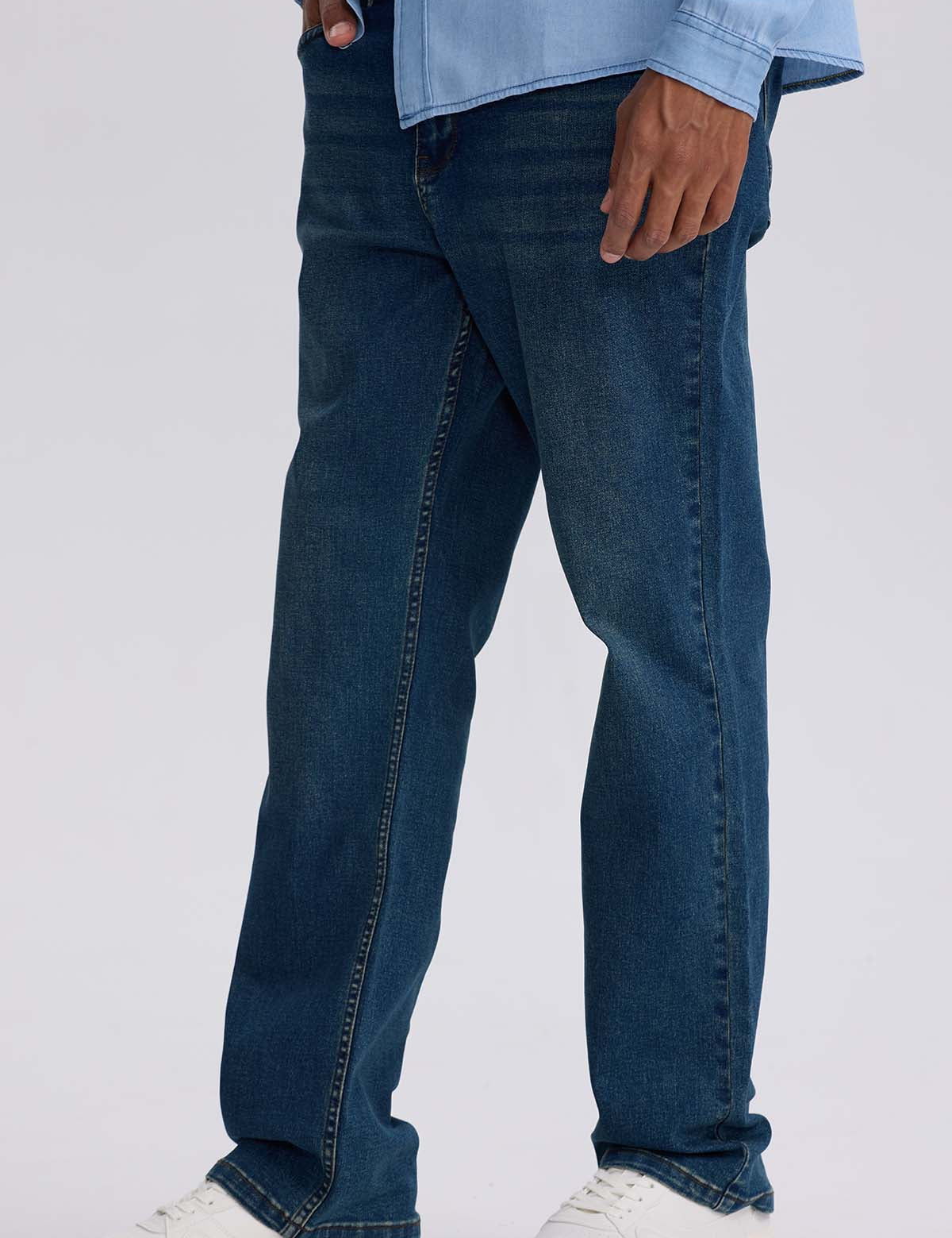 Jeans hombre straight azul índigo con diseño clásico y ajuste recto visibles