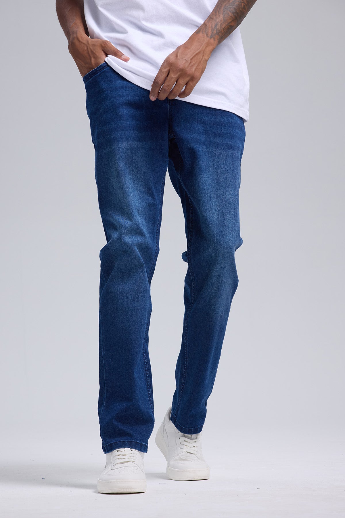 Jeans hombre skinny azul oscuro con ajuste ceñido y detalles de desgaste visible