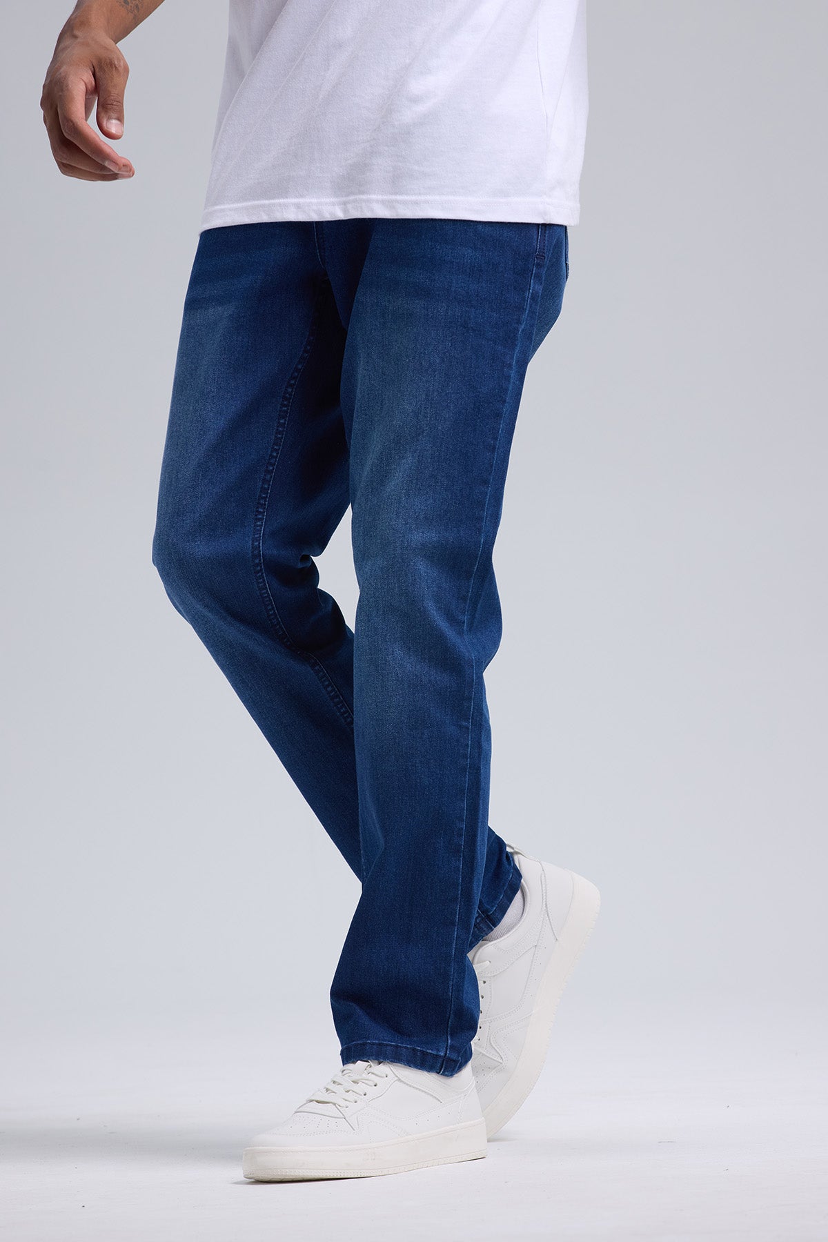 Jeans hombre skinny azul oscuro con ajuste ceñido y detalles de desgaste visible