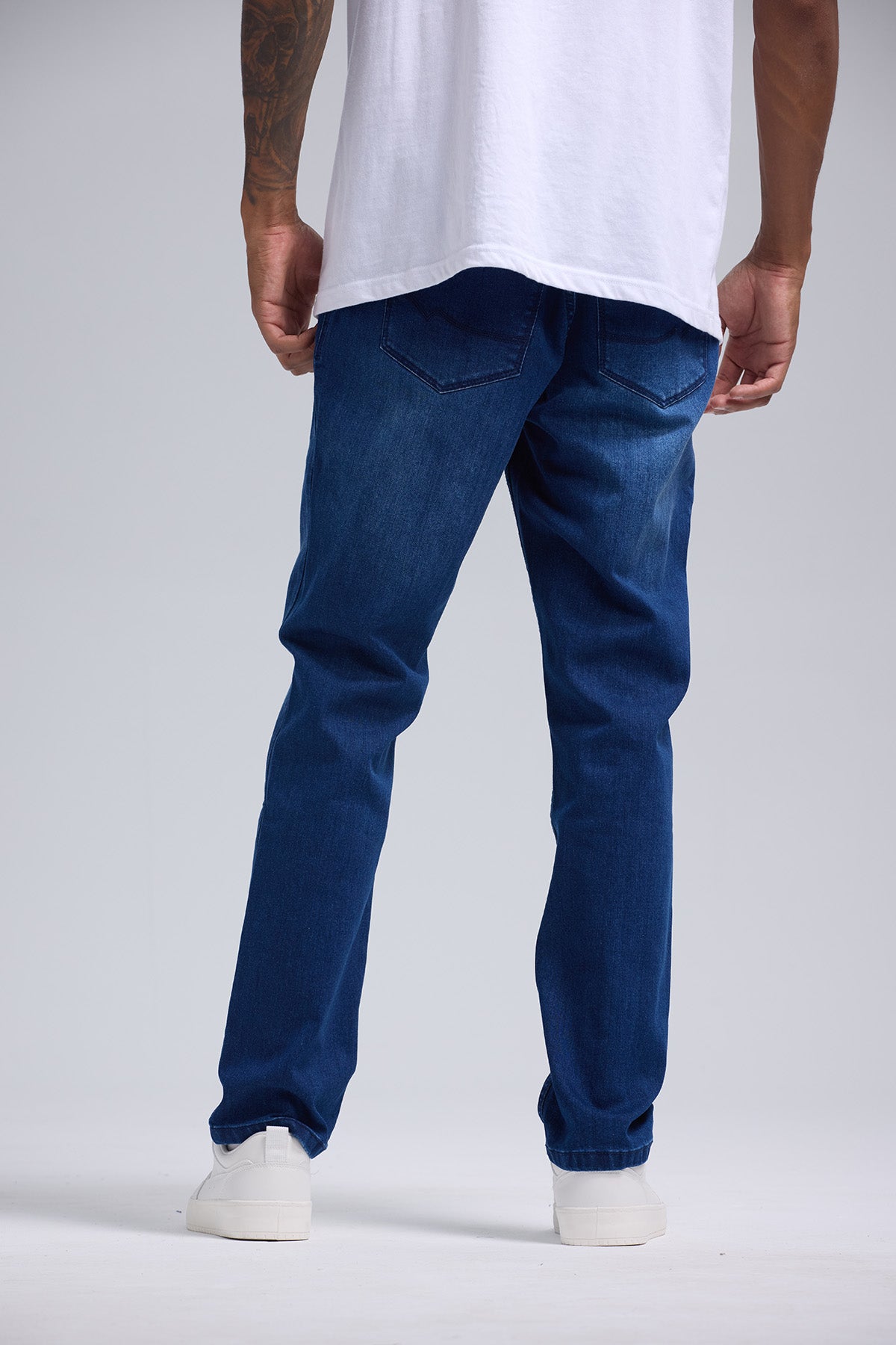 Jeans hombre skinny azul oscuro con ajuste ceñido y detalles de desgaste visible