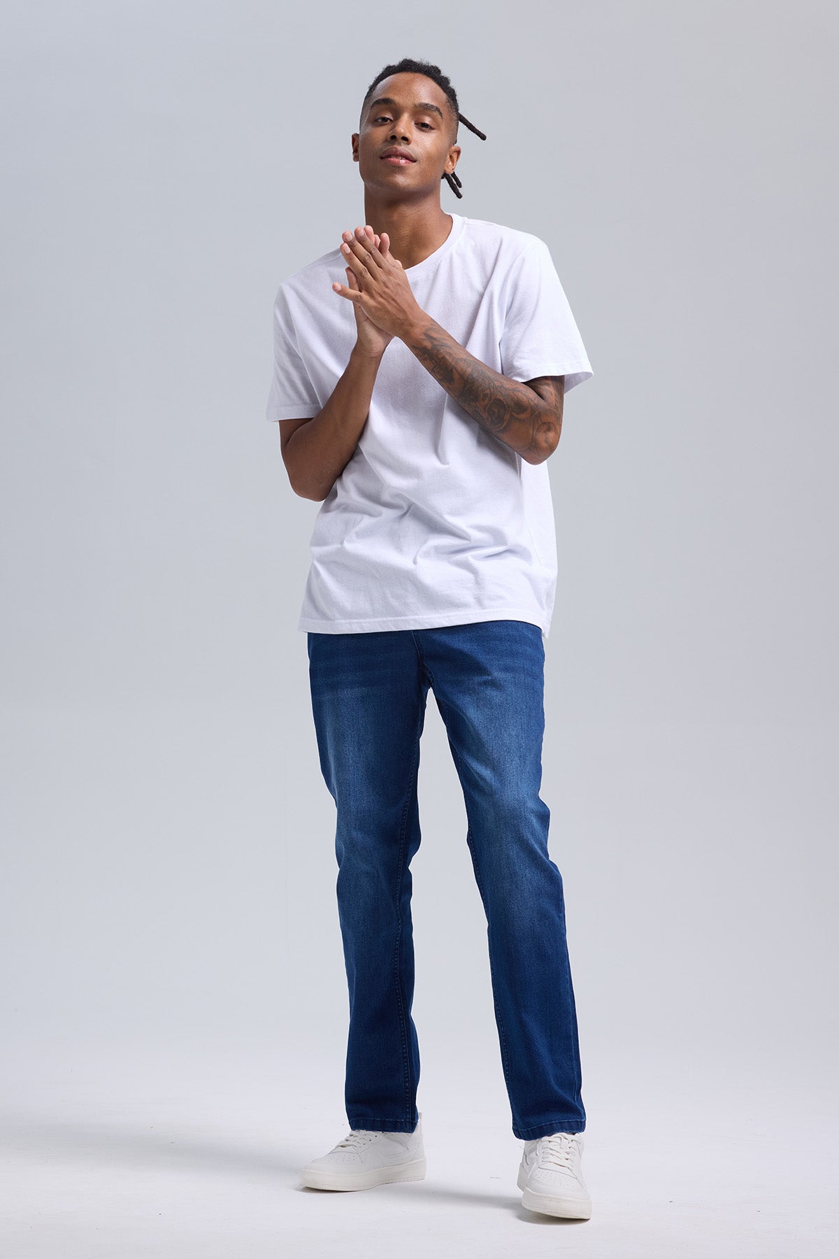 Jeans hombre skinny azul oscuro con ajuste ceñido y detalles de desgaste visible