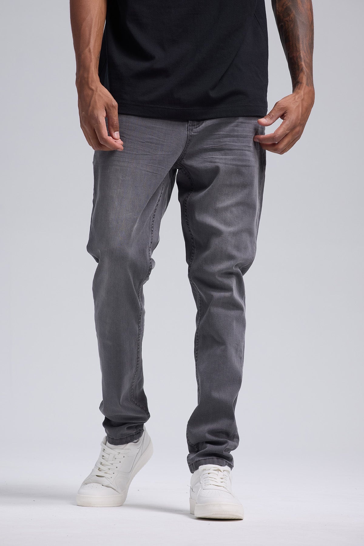 Jeans hombre skinny gris oscuro con ajuste ceñido y diseño moderno