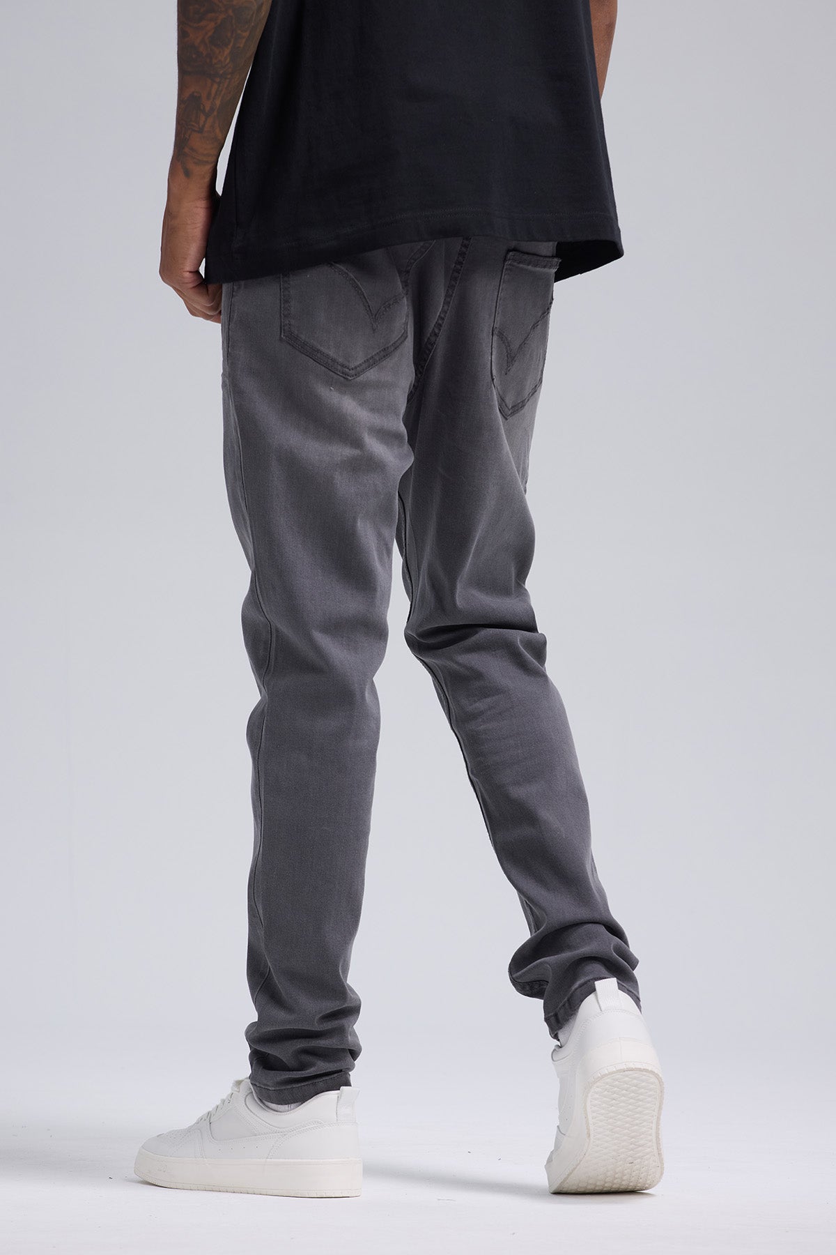 Jeans hombre skinny gris oscuro con ajuste ceñido y diseño moderno