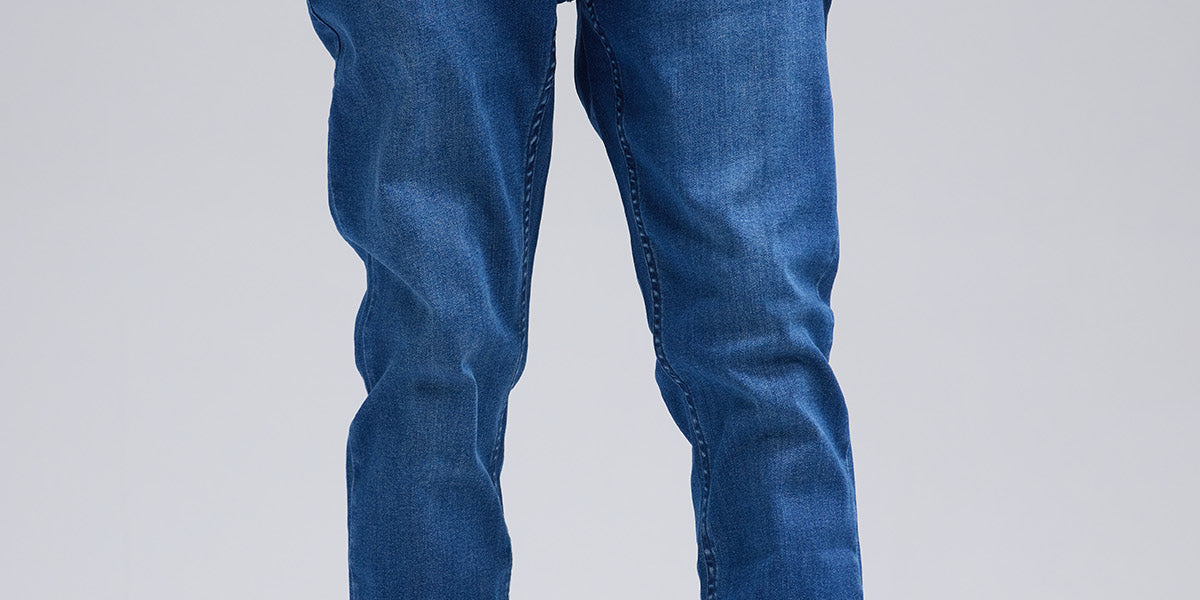 Jeans hombre slim azul oscuro con ajuste moderno y bolsillos frontales visibles