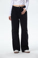 Jeans mujer cargo negro calce recto con bolsillos funcionales