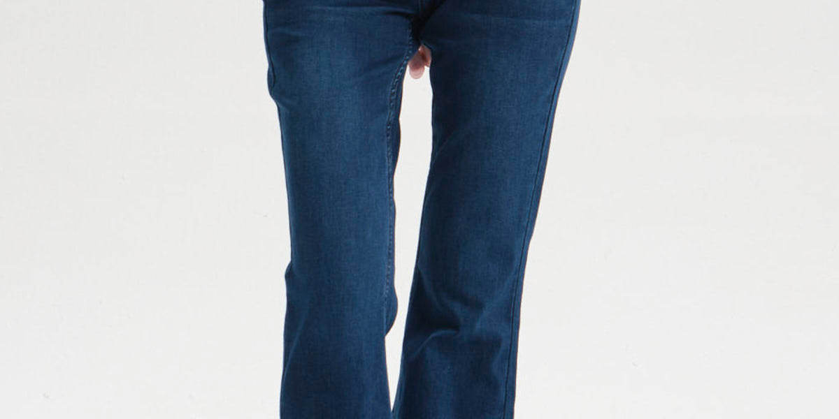 Jeans mujer flare azul oscuro con diseño clásico y ajuste acampanado