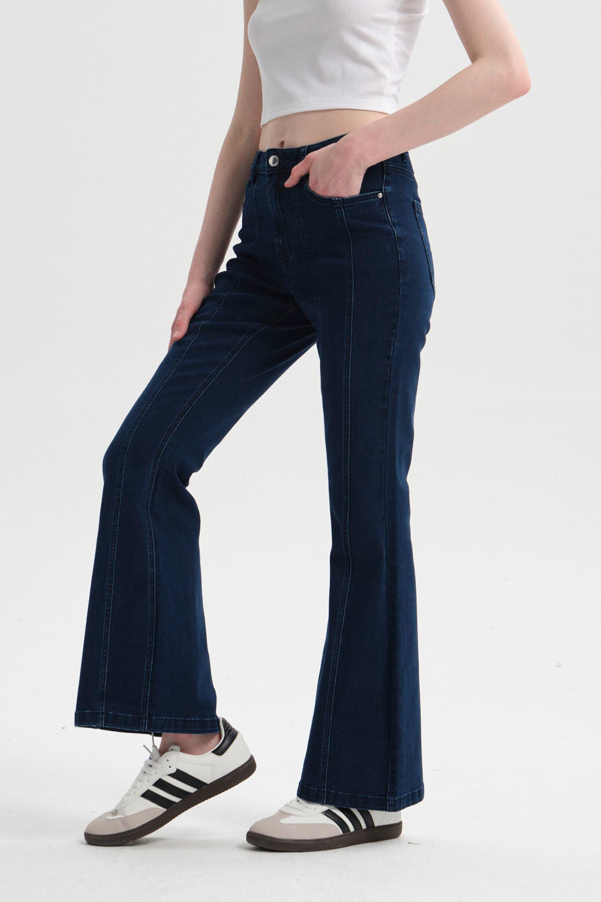 Jeans de mujer flare azul con costuras visibles y ajuste en cintura