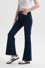 Jeans de mujer flare azul con costuras visibles y ajuste en cintura