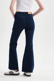 Jeans de mujer flare azul con costuras visibles y ajuste en cintura