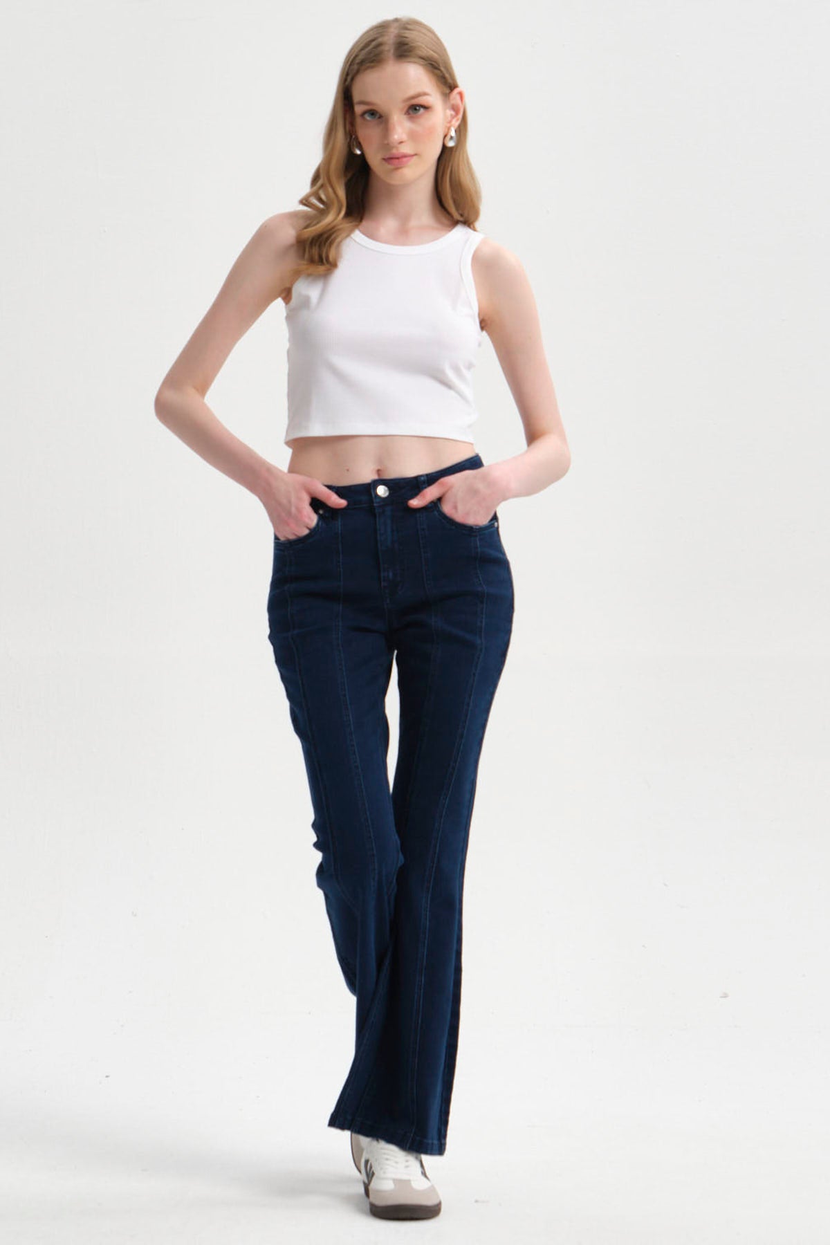 Jeans de mujer flare azul con costuras visibles y ajuste en cintura