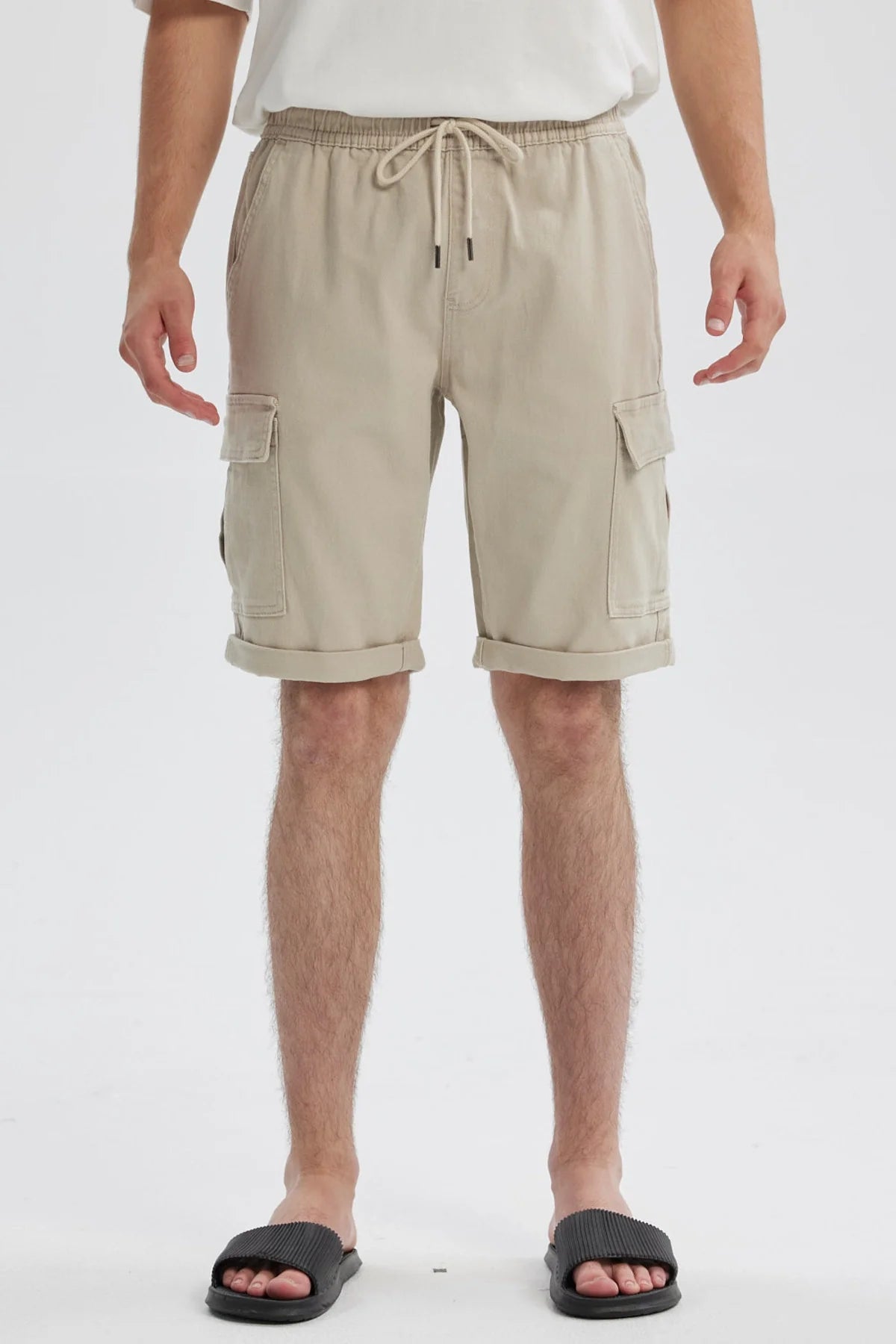Bermuda hombre jogger cargo beige con bolsillos laterales y cintura ajustable