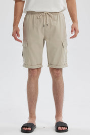 Bermuda hombre jogger cargo beige con bolsillos laterales y cintura ajustable