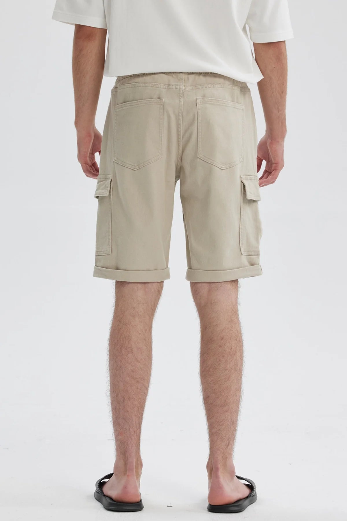 Bermuda hombre jogger cargo beige con bolsillos laterales y cintura ajustable