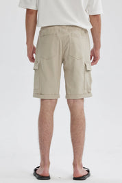 Bermuda hombre jogger cargo beige con bolsillos laterales y cintura ajustable