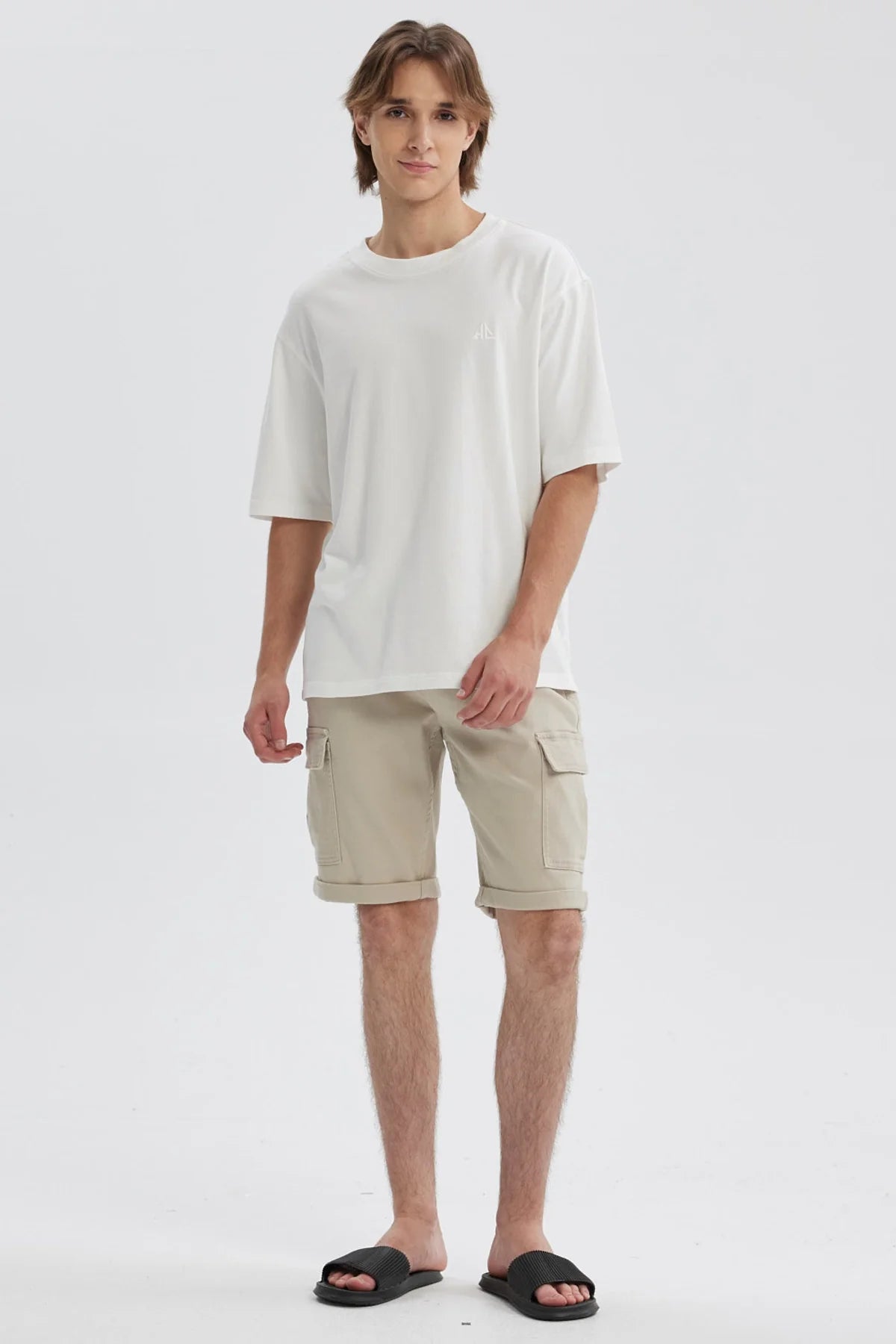 Bermuda hombre jogger cargo beige con bolsillos laterales y cintura ajustable