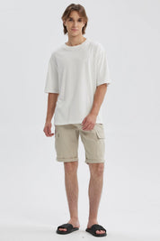 Bermuda hombre jogger cargo beige con bolsillos laterales y cintura ajustable