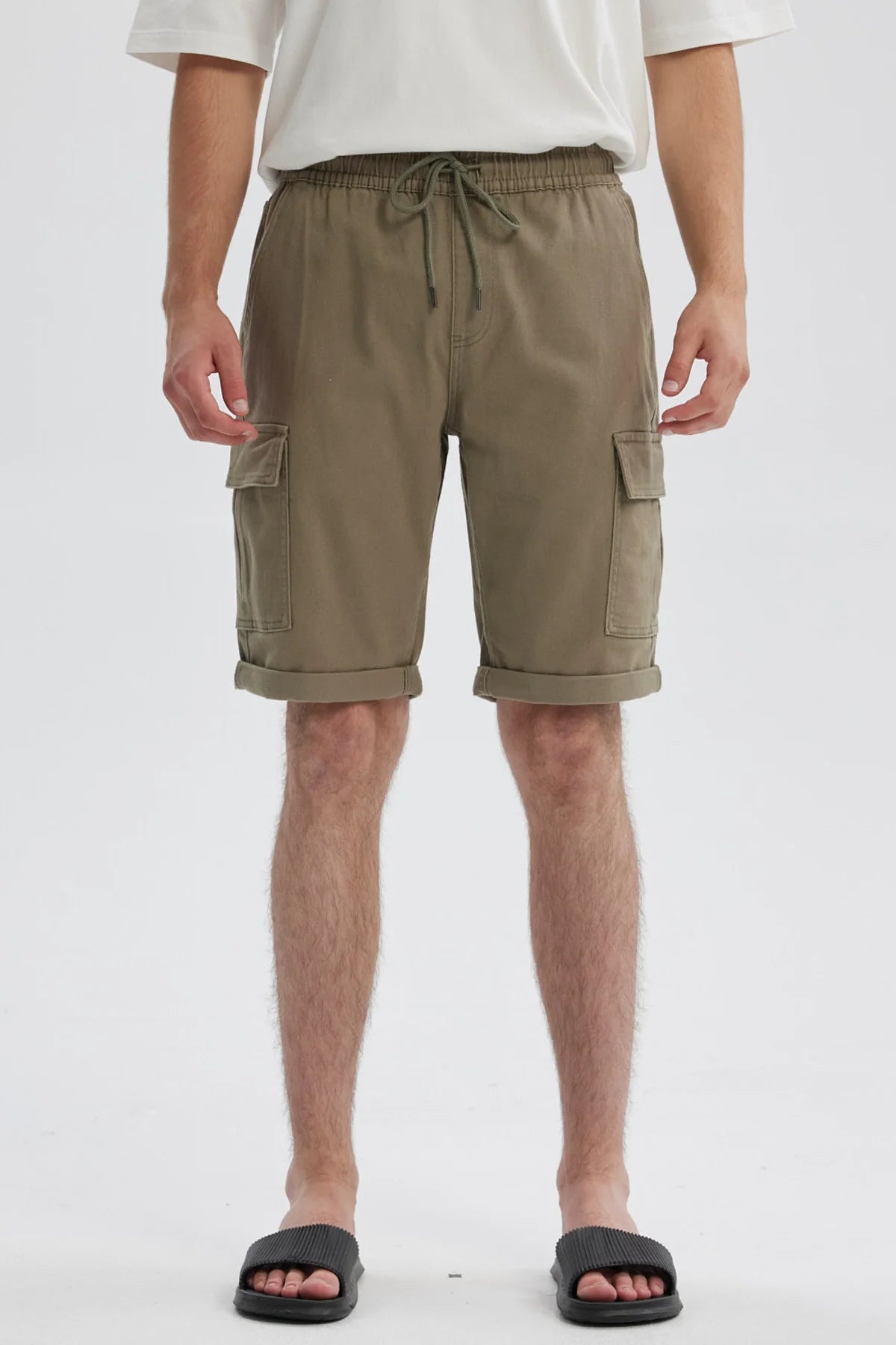 Bermuda hombre jogger cargo verde con bolsillos y cordón ajustable