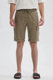 Bermuda hombre jogger cargo verde con bolsillos y cordón ajustable