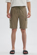 Bermuda hombre jogger cargo verde con bolsillos y cordón ajustable