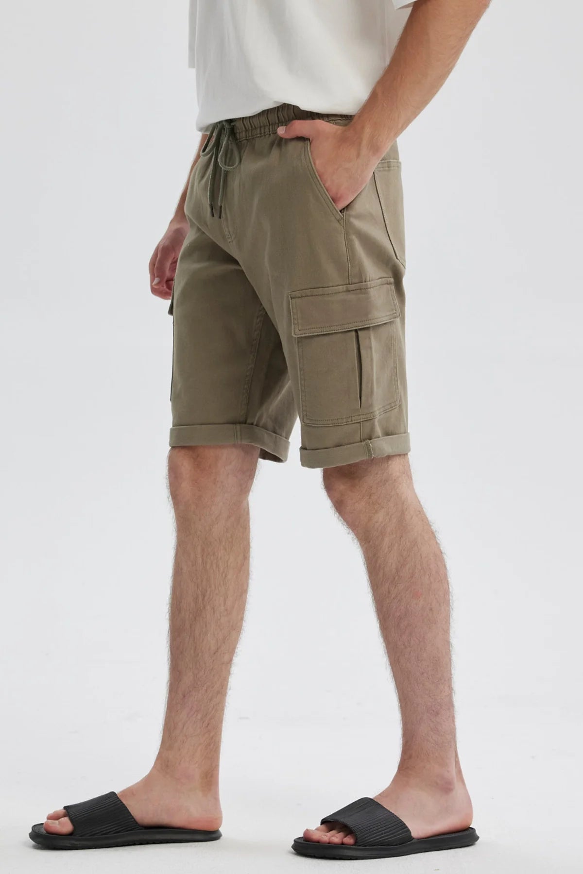 Bermuda hombre jogger cargo verde con bolsillos y cordón ajustable