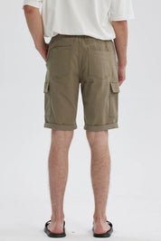 Bermuda hombre jogger cargo verde con bolsillos y cordón ajustable