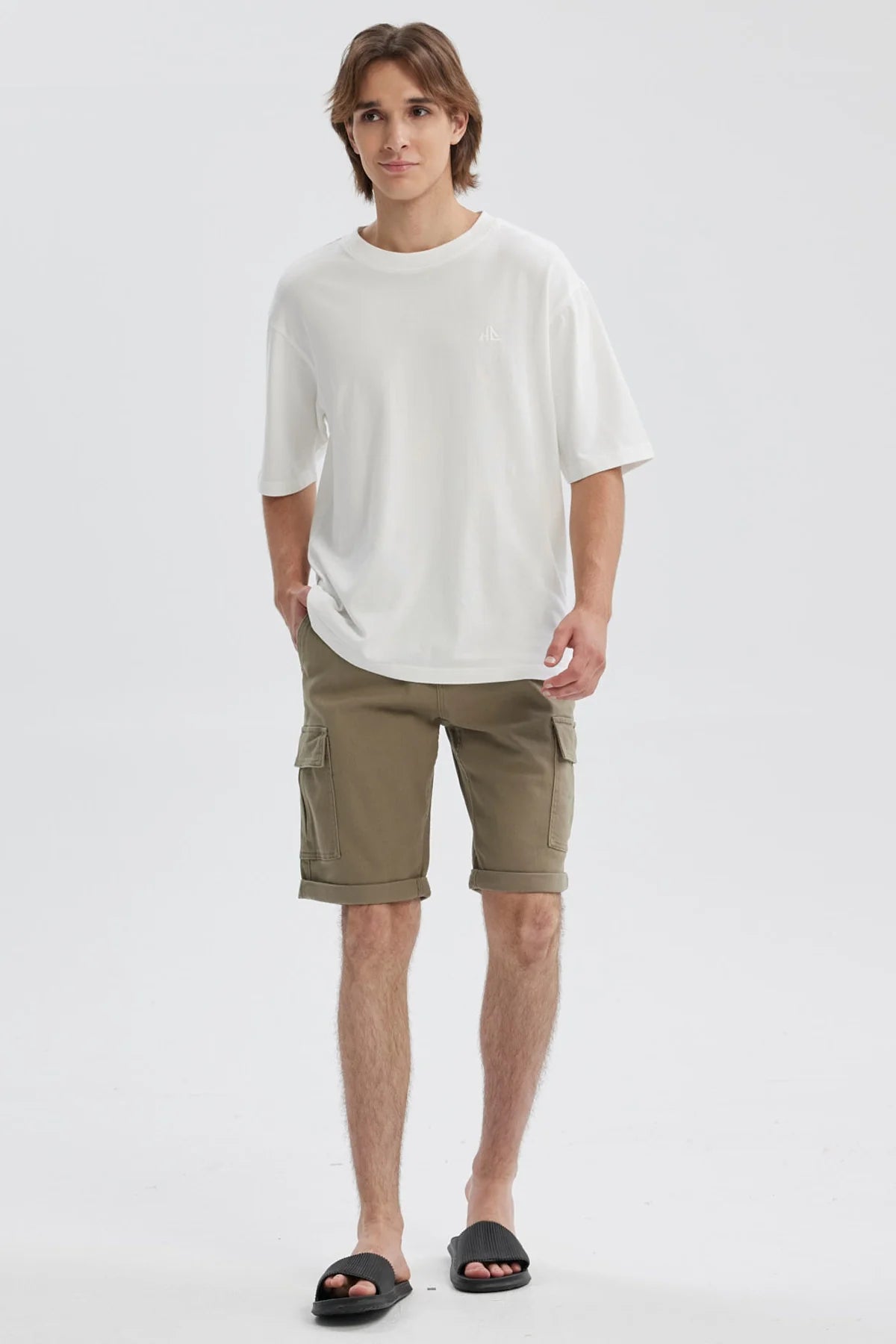 Bermuda hombre jogger cargo verde con bolsillos y cordón ajustable