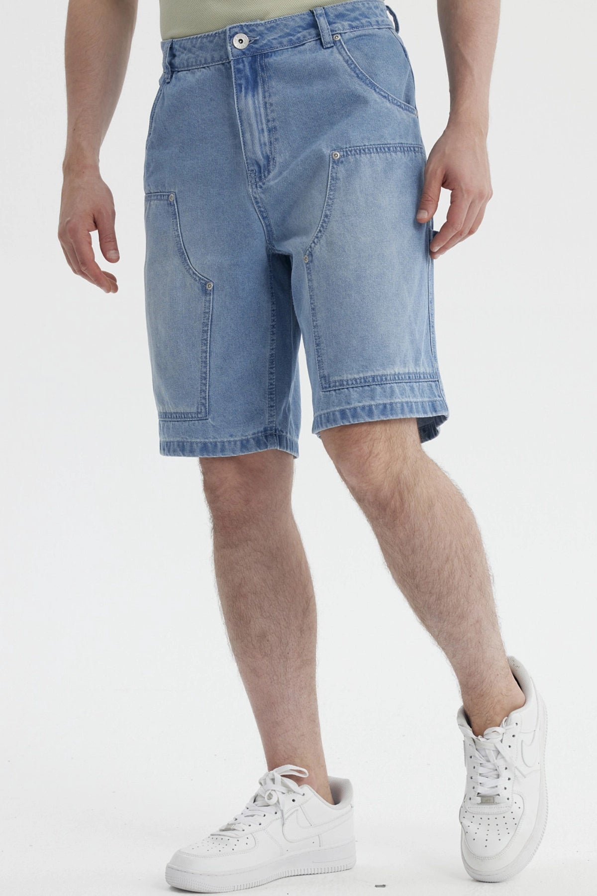 Bermuda azul retro de hombre con grandes bolsillos tipo carpintero al frente diseño casual y cómodo sin estampa