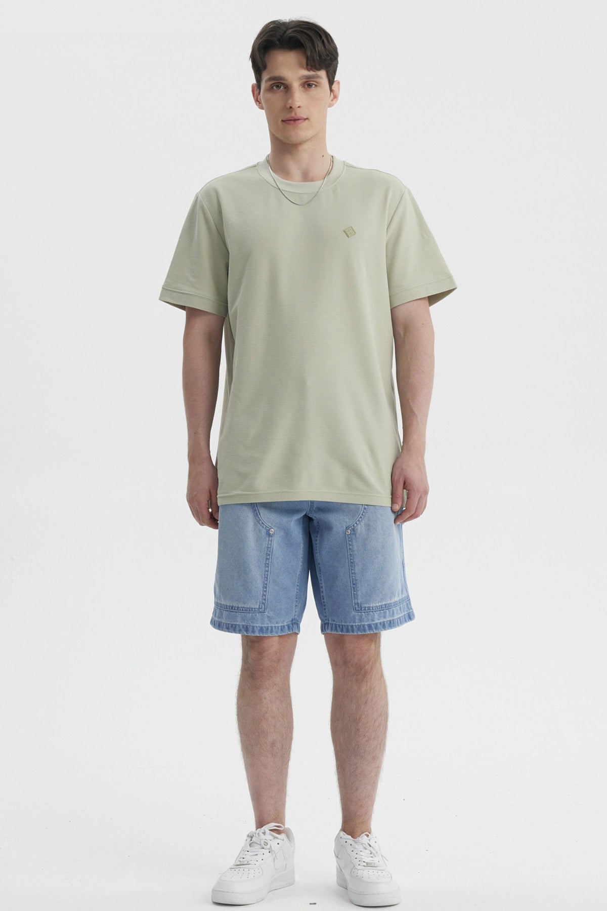 Bermuda azul retro de hombre con grandes bolsillos tipo carpintero al frente diseño casual y cómodo sin estampa