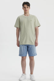 Bermuda azul retro de hombre con grandes bolsillos tipo carpintero al frente diseño casual y cómodo sin estampa