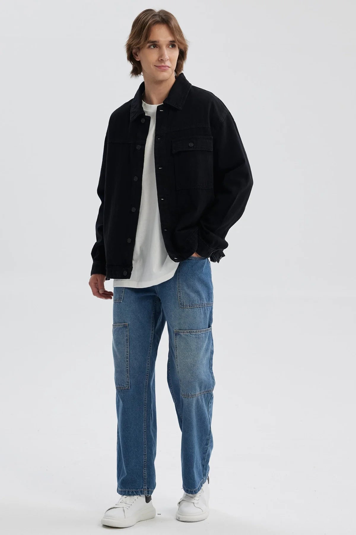 Chaqueta gris para hombre con diseño relajado y bolsillo en el pecho