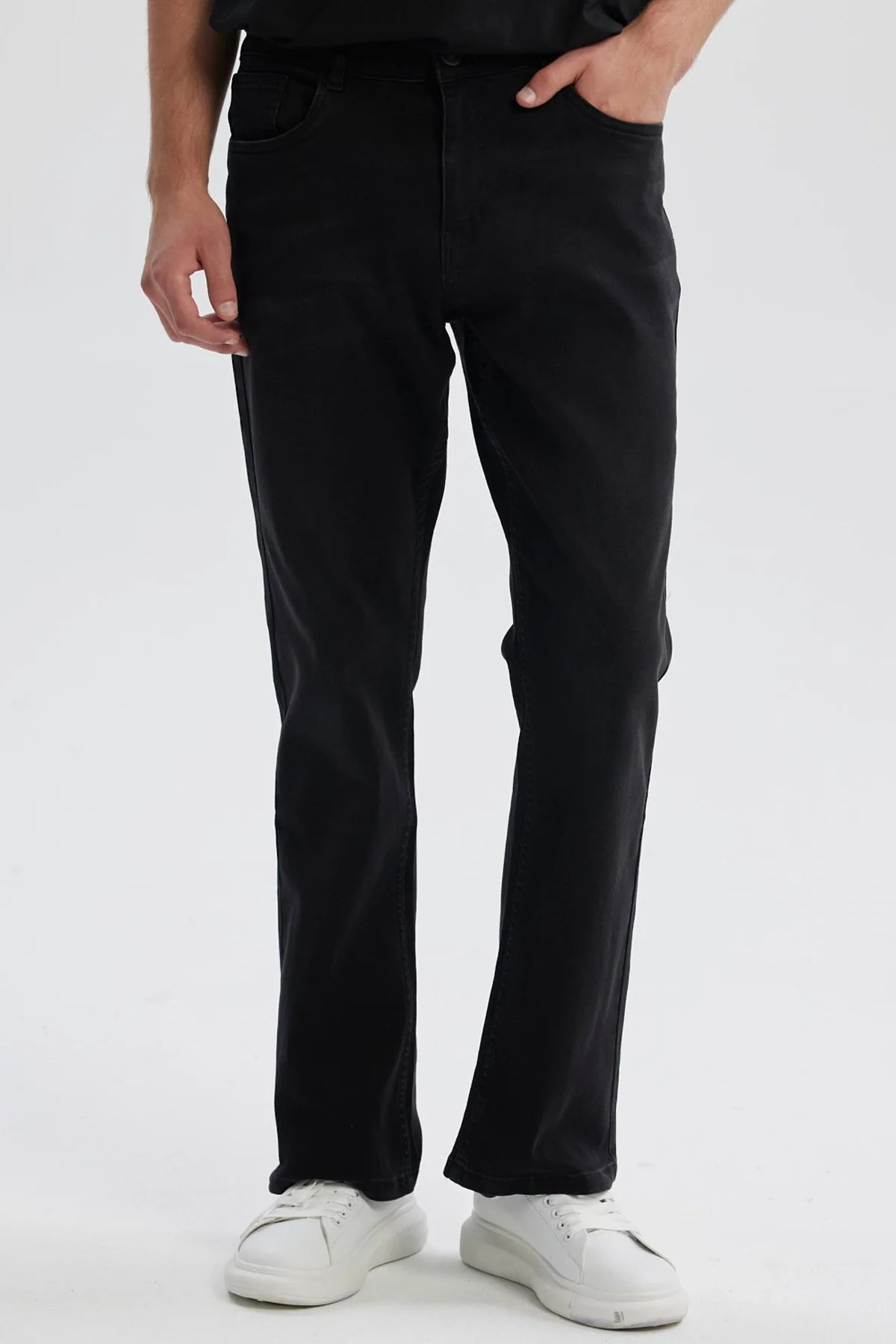 Jeans hombre flare fit negro con diseño simple y corte recto visibles