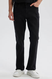 Jeans hombre flare fit negro con diseño simple y corte recto visibles