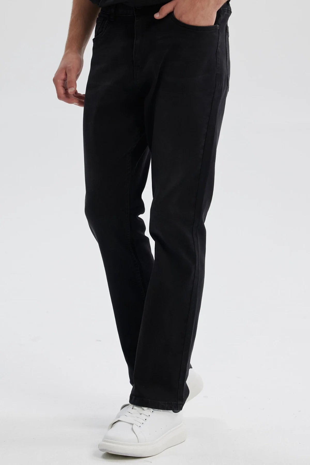 Jeans hombre flare fit negro con diseño simple y corte recto visibles