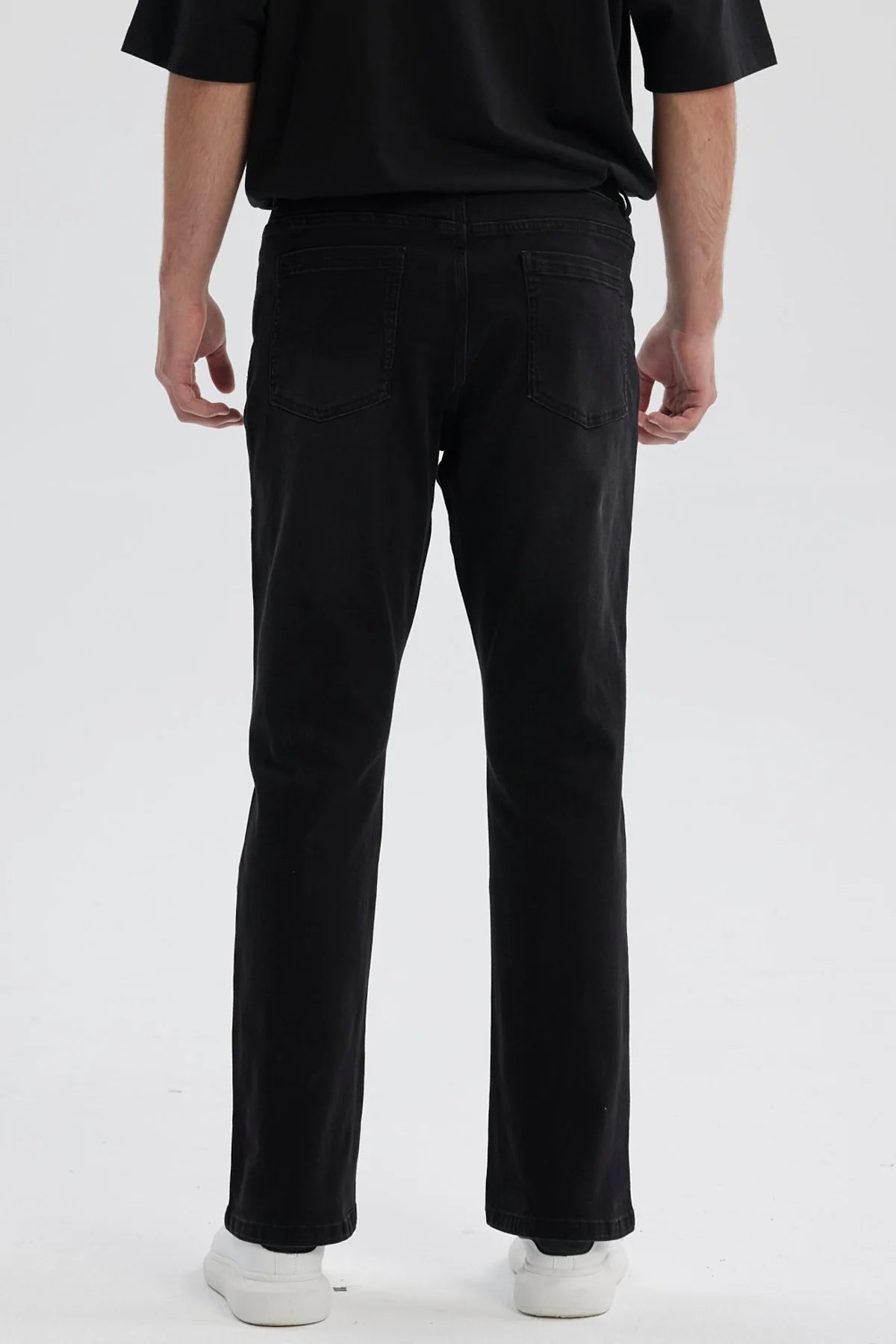Jeans hombre flare fit negro con diseño simple y corte recto visibles