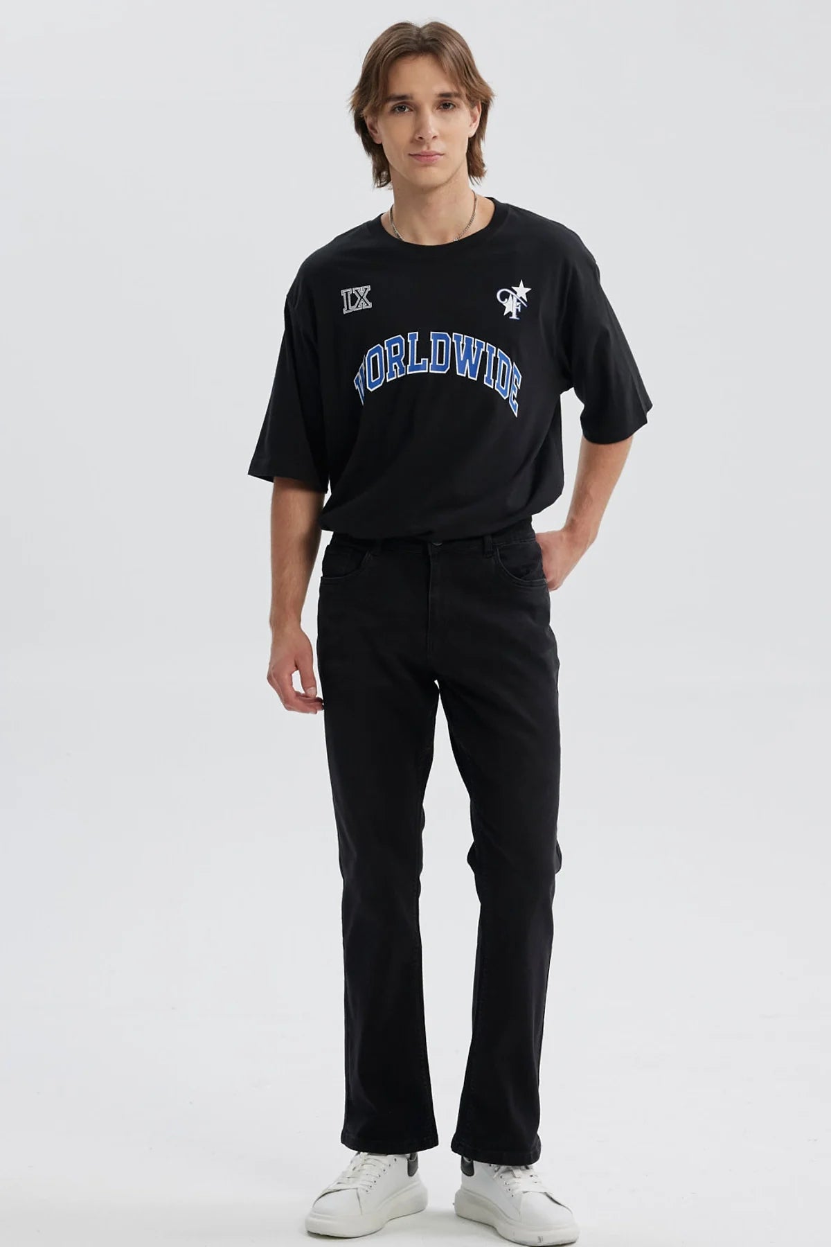 Jeans hombre flare fit negro con diseño simple y corte recto visibles