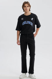 Jeans hombre flare fit negro con diseño simple y corte recto visibles