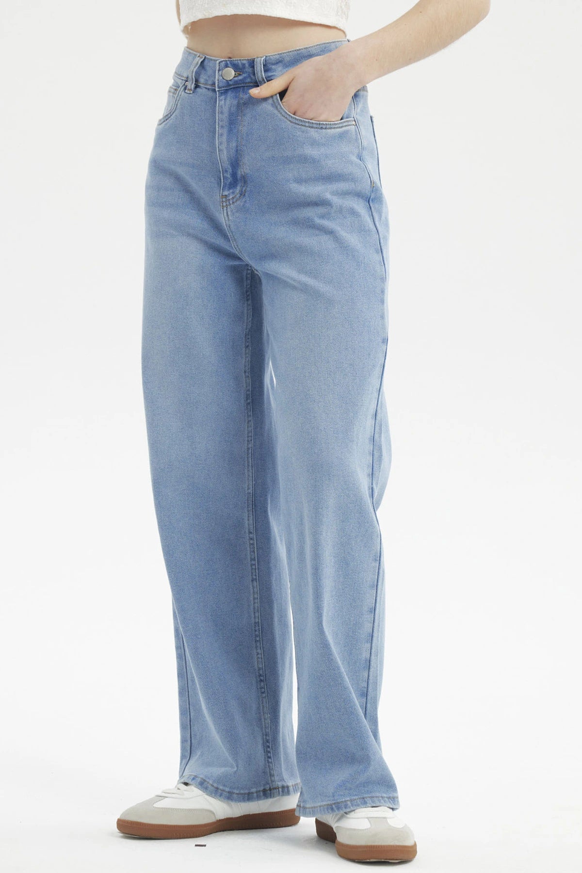 Jeans baggy azul claro para mujer con diseño liso de tiro alto y corte amplio ideal para un look casual y relajado