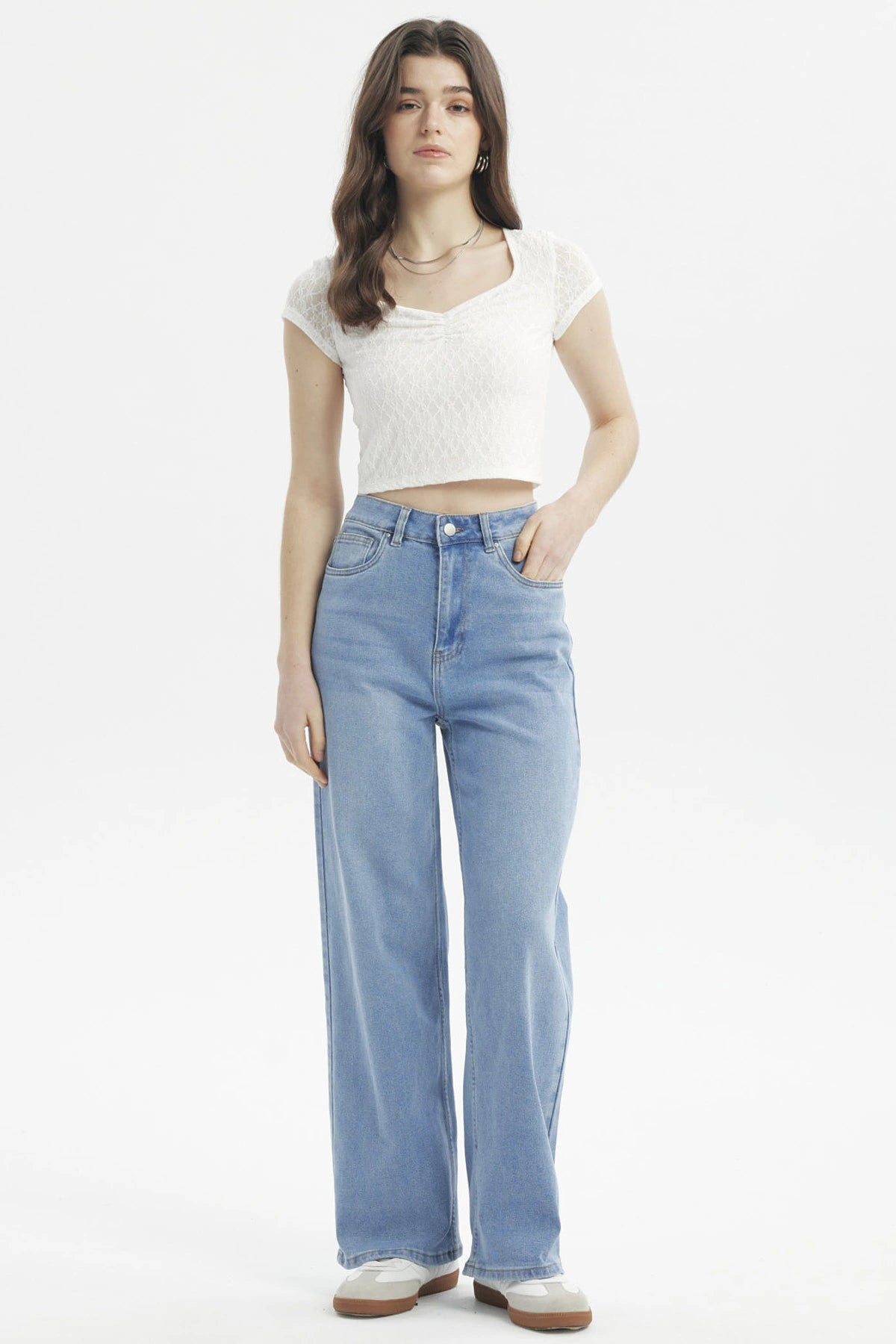 Jeans baggy azul claro para mujer con diseño liso de tiro alto y corte amplio ideal para un look casual y relajado