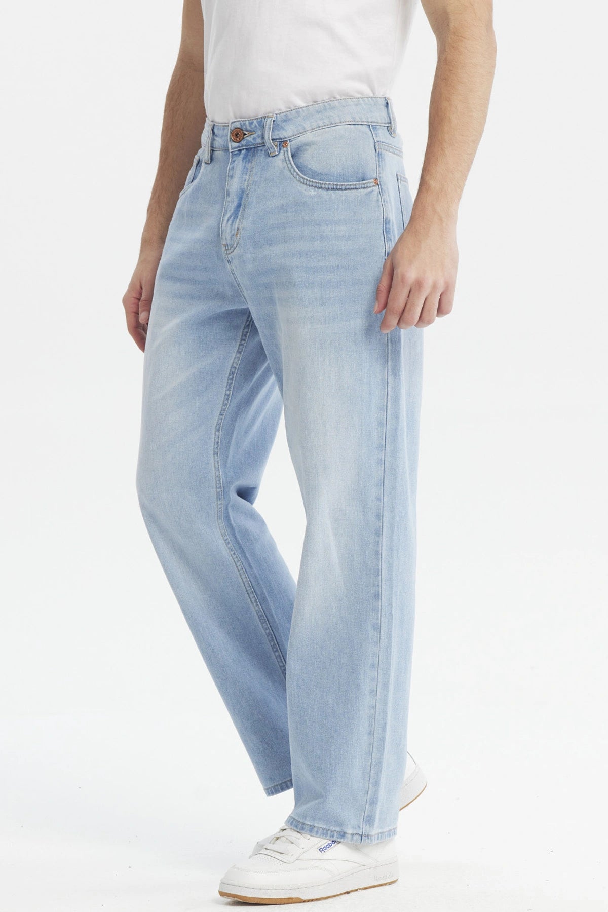 Jeans hombre azul claro calce recto de algodón diseño liso ideal para un look casual y relajado