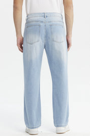 Jeans hombre azul claro calce recto de algodón diseño liso ideal para un look casual y relajado