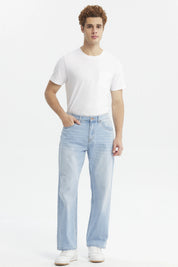 Jeans hombre azul claro calce recto de algodón diseño liso ideal para un look casual y relajado