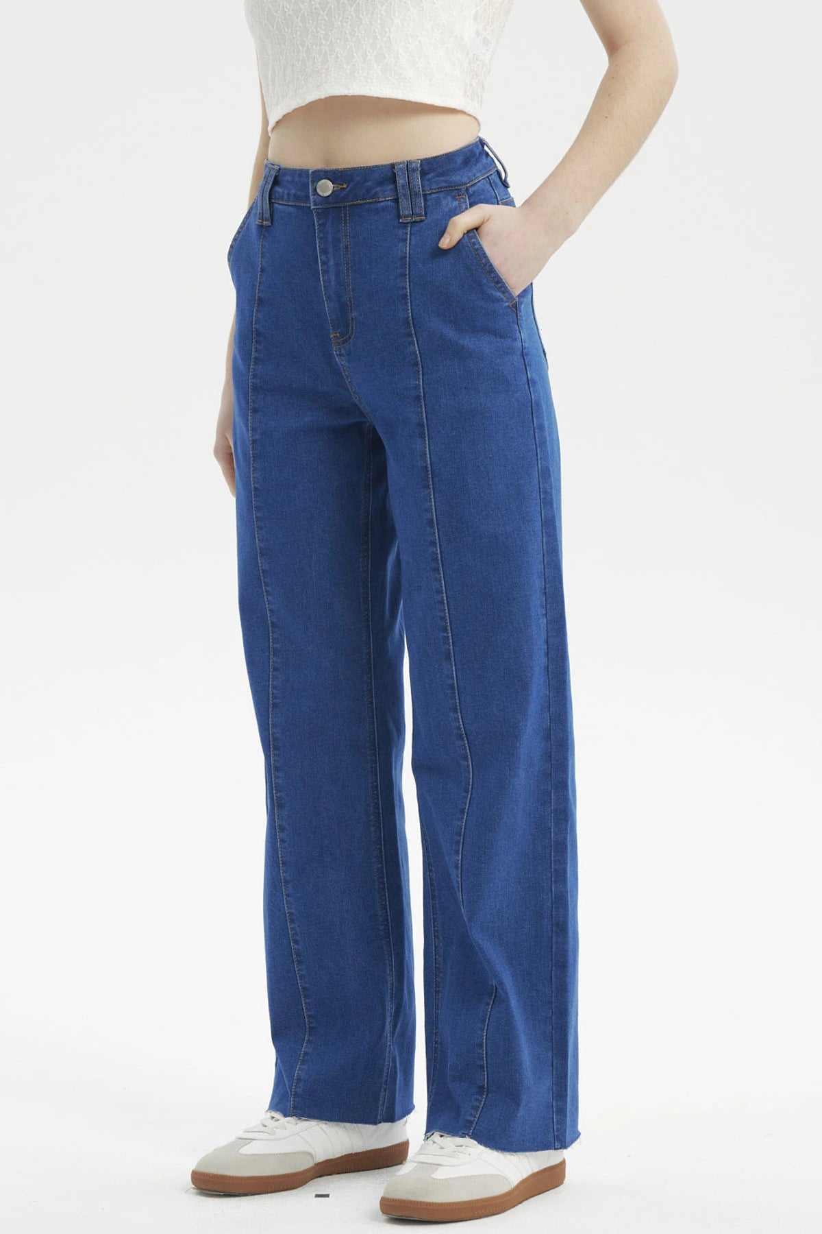 Jeans rectos azul para mujer con costuras decorativas en la parte frontal sin estampa visibles de pierna completa