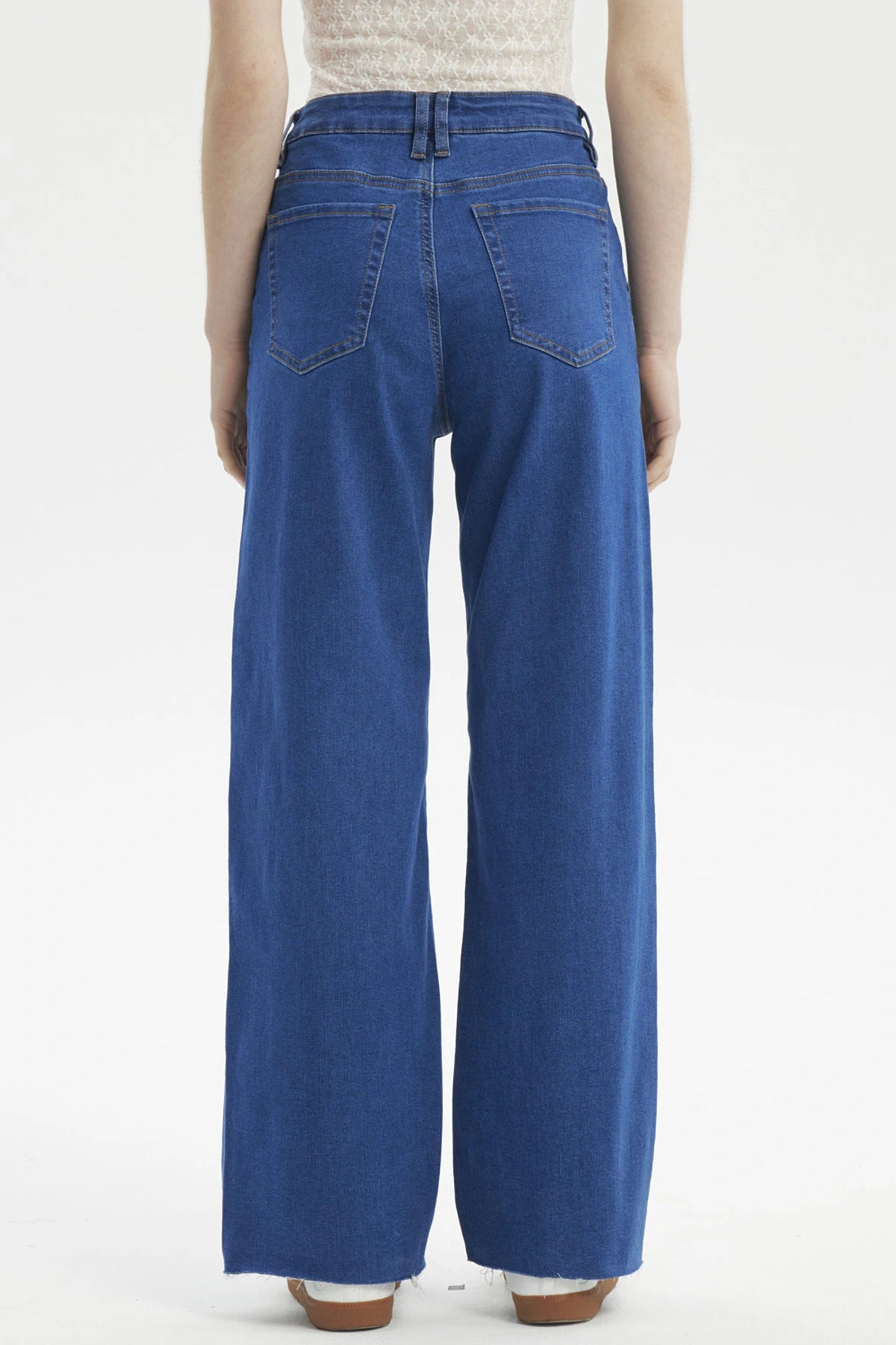 Jeans rectos azul para mujer con costuras decorativas en la parte frontal sin estampa visibles de pierna completa