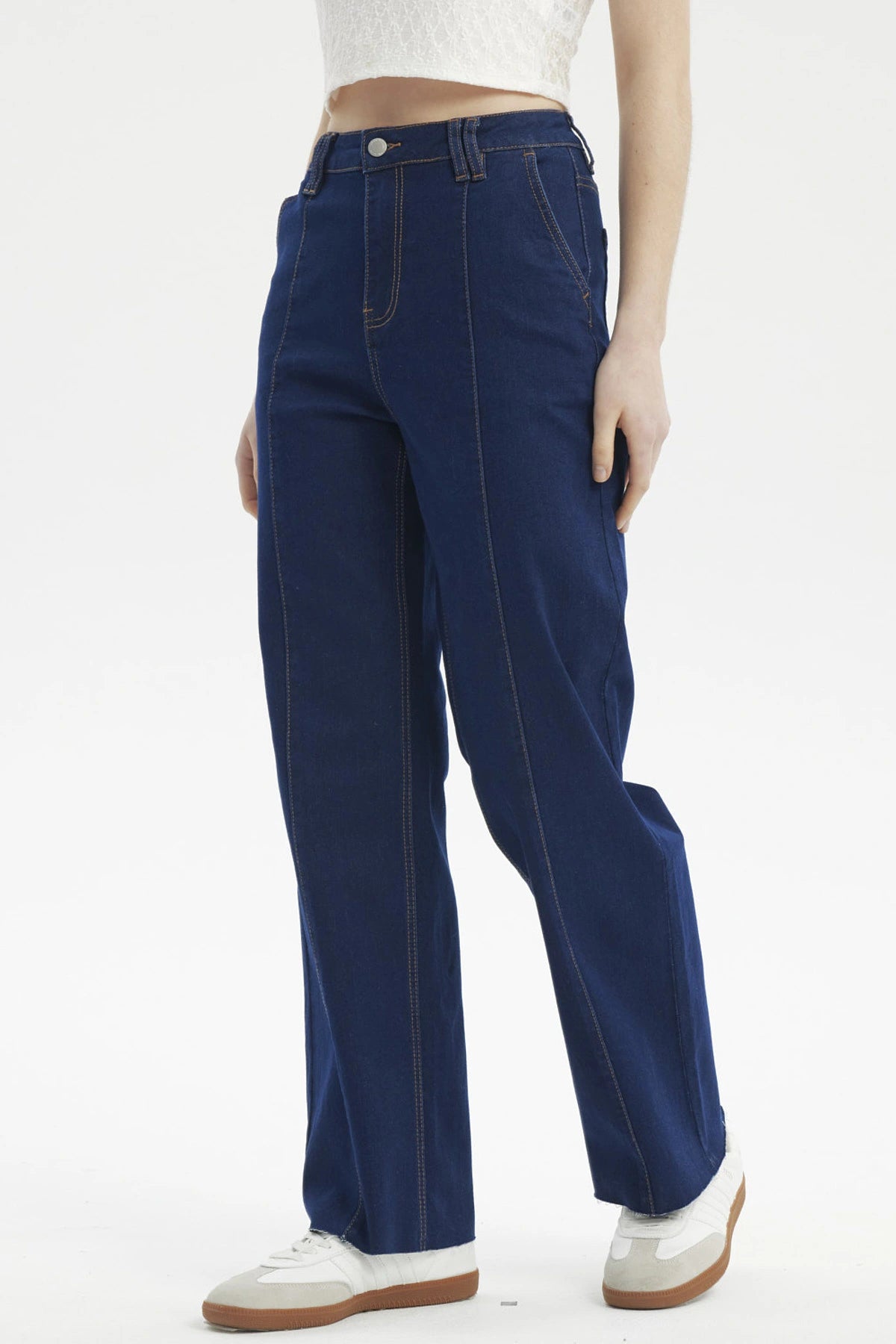 Jeans mujer azul oscuro rectos con costuras visibles y bolsillos laterales diseño clásico sin estampa