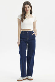 Jeans mujer azul oscuro rectos con costuras visibles y bolsillos laterales diseño clásico sin estampa
